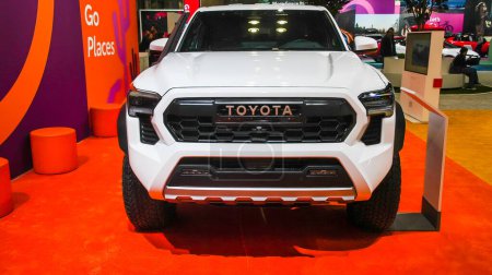 Téléchargez les photos : NEW YORK, NY, USA - 27 MARS 2024 : Le prototype Toyota Tacoma Trailhunter exposé au Salon de l'auto de NY 2024 au Jour de la presse 1 - en image libre de droit