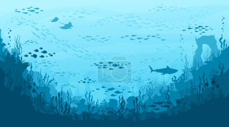 Téléchargez les photos : Paysage sous-marin. Manta et requin, algues et coraux, silhouettes de bancs de poissons au fond de l'océan. Fond vectoriel avec végétation marine et animaux. Vie aquatique, biodiversité aquatique, vie marine - en image libre de droit