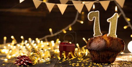 Téléchargez les photos : Number 71 golden festive burning candles in cake, wooden holiday background. seventy-one years since the birth. the concept of celebrating a birthday, anniversary, holiday. Banner. copy space - en image libre de droit