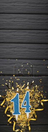 Téléchargez les photos : Number 14 blue celebration candle and gold confetti on dark wooden background. 14th birthday card. Anniversary and birthday concept. Vertical banner. Copy space - en image libre de droit