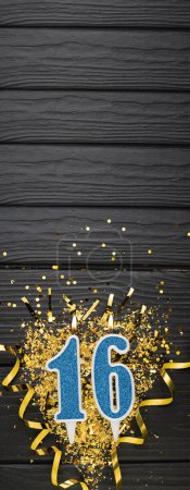 Téléchargez les photos : Number 16 blue celebration candle and gold confetti on dark wooden background. 16th birthday card. Anniversary and birthday concept. Vertical banner. Copy space - en image libre de droit