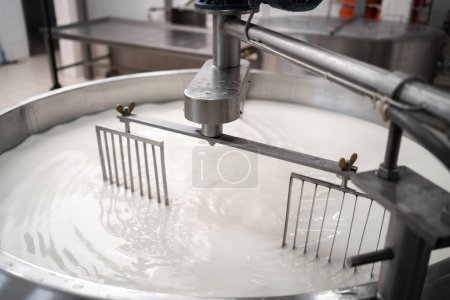 Tanque lleno de leche en una fábrica de queso. Producción de queso parmesano en Italia. Concepto de producción moderna de alimentos de alta calidad