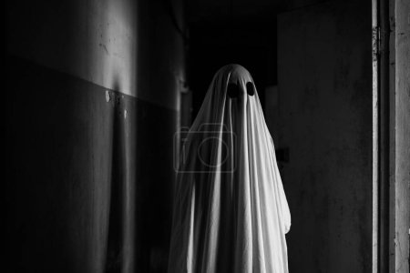 Téléchargez les photos : Horreur concept Halloween. A l'intérieur du vieux manoir abandonné. Fantôme d'horreur debout sur le couloir. Noir et blanc. Espace de copie - en image libre de droit