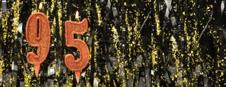 Foto de Velas de cumpleaños rojas ardientes sobre fondo de oropel brillante, número 95. Banner. Copiar espacio - Imagen libre de derechos