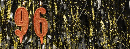 Foto de Velas de cumpleaños rojas ardientes sobre fondo de oropel brillante, número 96. Banner. Copiar espacio - Imagen libre de derechos