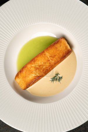 Gebackener Lachs mit Sauce auf weißem Teller. Mediterranes Ernährungskonzept. Ansicht von oben