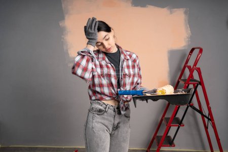Männlicher Maler mit müdem und krankem Gesichtsausdruck, Problem bei der Hausrenovierung. Kopierraum