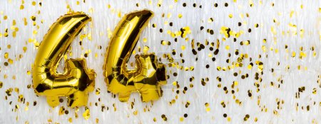 Goldfolie Luftballon-Zahl, Figur vierundvierzig auf weiß mit Konfetti-Hintergrund. Karte zum 44. Geburtstag. Jubiläumskonzept. Geburtstag, Neujahrsfeier. Banner, Kopierraum.