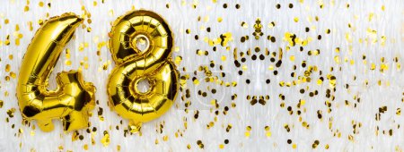 Goldfolie Luftballonnummer, Figur achtundvierzig auf weißem Hintergrund mit Konfetti-Hintergrund. 48. Geburtstag. Jubiläumskonzept. Geburtstag, Neujahrsfeier. Banner, Kopierraum.