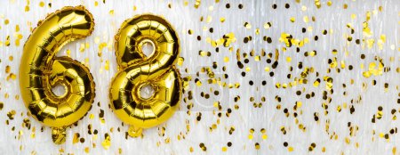Goldene Luftballon-Nummer, Figur achtundsechzig auf weißem Grund mit Konfetti-Hintergrund. 68. Geburtstag. Jubiläumskonzept. Geburtstag, Neujahrsfeier. Banner, Kopierraum.