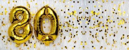 Ballonnummer in goldener Folie, Figur achtzig auf weißem Hintergrund mit Konfetti. 80. Geburtstagskarte. Jubiläumskonzept. Geburtstag, Feier. banner