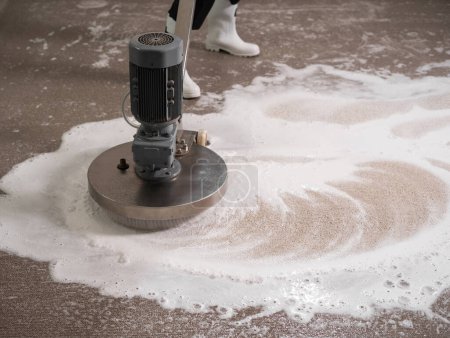 Concept de lavage et nettoyage automatique des tapis. Nettoyage chimique de tapis avec une machine à disque professionnelle. Espace de copie