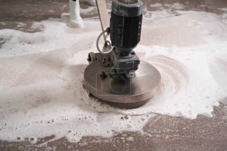 Foto de Concepto de lavado automático y limpieza de alfombras. Limpieza química de alfombras con máquina de disco profesional. Copiar espacio - Imagen libre de derechos