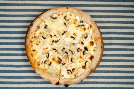 Traditionelle italienische Pizza mit Champignon-Pilzen und Käse, von oben gesehen, flach