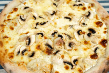 Traditionelle italienische Pizza mit Champignon-Pilzen und Käse, von oben, Nahaufnahme