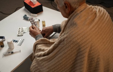 Le vieil homme malade prend des pilules pour être en bonne santé. espace de copie