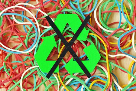 Téléchargez les photos : Ne pas recycler le symbole sur fond de bande élastique en caoutchouc - Concept d'articles et de matériaux non recyclables - en image libre de droit