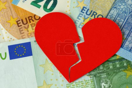 Téléchargez les photos : Coeur brisé sur les billets en euros - Concept de relation amour-argent - en image libre de droit