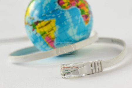 Foto de Cable de Internet con planeta tierra sobre fondo blanco - Concepto de conexión global a Internet - Imagen libre de derechos