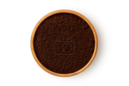 Téléchargez les photos : Café en poudre dans un bol en bois sur fond blanc - en image libre de droit