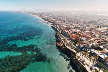 Téléchargez les photos : Vue aérienne de la Torre de la Horadada, point de vue de drone sur le paysage marin méditerranéen et vue sur le paysage urbain. Destinations de voyage et concept de vacances. Costa Blanca. Espagne - en image libre de droit