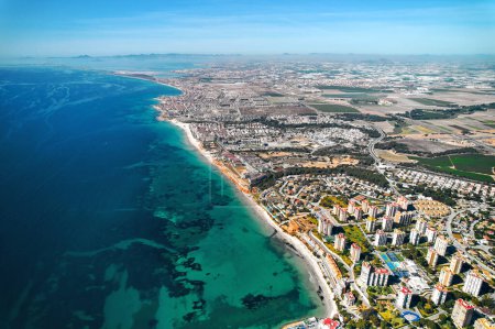 Téléchargez les photos : Point de vue panoramique pittoresque de drone de Dehesa de Campoamor bord de mer et paysage urbain, vue du haut. Alicante, Costa Blanca, Espagne. Destinations touristiques et concept de tourisme - en image libre de droit