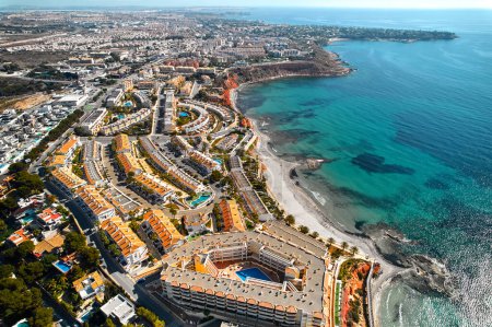 Téléchargez les photos : Point de vue panoramique pittoresque de drone de Dehesa de Campoamor bord de mer et paysage urbain, vue du haut. Alicante, Costa Blanca, Espagne. Destinations touristiques et concept de tourisme - en image libre de droit