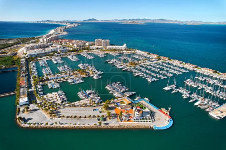 Foto de Punto de vista aéreo del dron del puerto deportivo en la localidad española de La Manga del Mar Menor. Murcia. España - Imagen libre de derechos