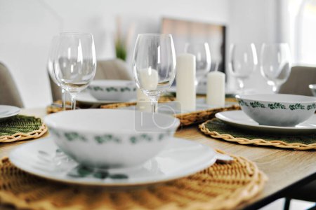 Foto de Las copas de vino vacías y la vajilla están listas para el almuerzo servido en la mesa de comedor, sin personas, vista de cerca - Imagen libre de derechos