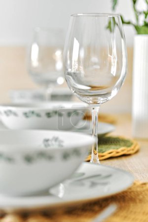 Foto de Tiro vertical de copas de vino vacías y vajilla está listo para el almuerzo servido en la mesa de comedor, sin personas - Imagen libre de derechos