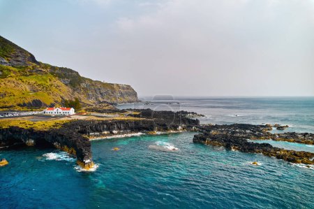 Téléchargez les photos : Vue aérienne, point de vue de drone nature pittoresque des Açores, île volcanique de Ponta Delgada. Vue sur l'océan Atlantique et les falaises par temps ensoleillé. Sao Miguel, Açores, Portugal - en image libre de droit