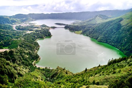 Téléchargez les photos : Vue aérienne paradis pittoresque de Sete Cidades aux Açores, Sao Miguel. Cratères volcaniques et lacs magnifiques. Ponta Delgada, Portugal. Merveilles naturelles, monuments et attractions touristiques concèdent - en image libre de droit