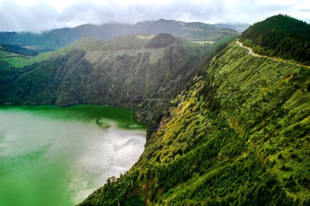 Téléchargez les photos : Vue aérienne paradis pittoresque de Sete Cidades aux Açores, Sao Miguel. Cratères volcaniques et lacs magnifiques. Ponta Delgada, Portugal. Merveilles naturelles, monuments et attractions touristiques concèdent - en image libre de droit