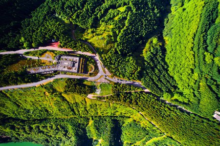 Téléchargez les photos : Vue aérienne nature pittoresque de Sete Cidades dans les Açores avec des collines verdoyantes, abandonné hôtel Monte Palace au sommet de la colline. Île Ponta Delgada, Sao Miguel, Portugal. Destination de voyage, lieu touristique - en image libre de droit