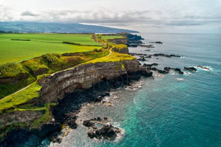Téléchargez les photos : Vue aérienne, point de vue de drone, nature pittoresque des Açores. Collines vertes et ciel nuageux, vue sur l'océan Atlantique pendant la journée ensoleillée d'été. Sao Miguel, île de Ponta Delgada. Portugal - en image libre de droit