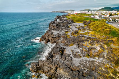 Téléchargez les photos : Vue aérienne côte rocheuse de l'île Ponta Delgada avec montagnes rocheuses et océan Atlantique. Sao Miguel, Açores, Portugal. Destinations touristiques et beauté dans la nature concept - en image libre de droit