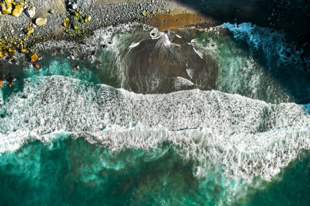 Téléchargez les photos : Vue aérienne plage volcanique pierreuse, point de vue de drone brisant les vagues de l'océan Atlantique, surf lors d'une journée d'été ensoleillée. Sao Miguel, île de Ponta Delgada. Açores, Portugal - en image libre de droit