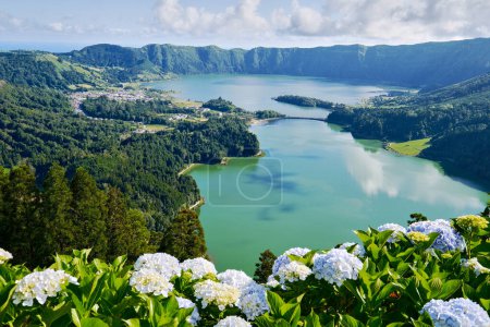 Foto de Pintoresca vista de Sete Cidades en Azores, Sao Miguel. Cráteres volcánicos y lagos impresionantes en un día soleado. Ponta Delgada, Portugal. Maravillas naturales, monumentos y atracciones turísticas - Imagen libre de derechos