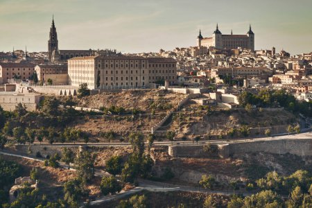 Foto de Punto de vista panorámico aéreo de la ciudad histórica de Toledo. Castilla La Mancha, declarada Patrimonio de la Humanidad por la UNESCO. Viajes y turismo, famoso concepto de lugar de atracción turística. España. Europa - Imagen libre de derechos