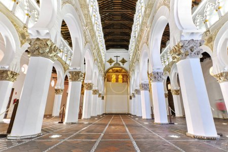 Foto de Dentro del Museo Sefardí de Toledo, se encuentra un museo nacional dedicado a la historia, cultura y legado de la población judía de la ciudad. Destinos de viaje, arquitectura - Imagen libre de derechos