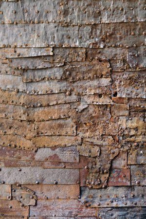 Téléchargez les photos : Vertical vue rapprochée vieux fer mur rouillé - en image libre de droit