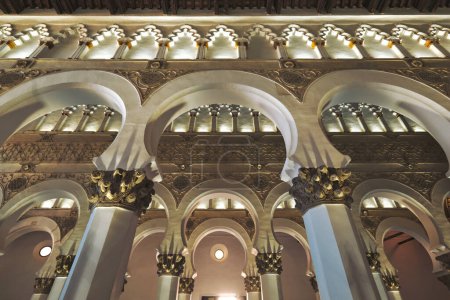 Foto de Dentro del Museo Sefardí de Toledo, se encuentra un museo nacional dedicado a la historia, cultura y legado de la población judía de la ciudad. Destinos de viaje, arquitectura - Imagen libre de derechos