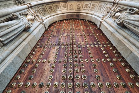 Foto de Grandes puertas antiguas conducen a la Catedral. Ciudad de Toledo, Castilla-La Mancha. España - Imagen libre de derechos
