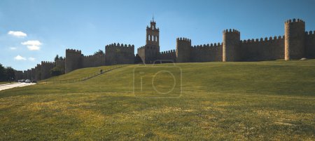 Foto de Vista a las Murallas de Ávila ciudad histórica, contra el cielo azul durante el día soleado. Famosa fortificación, hito español en Castilla y León. UNESCO. España - Imagen libre de derechos