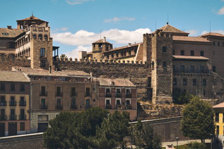 Foto de Antigua arquitectura contra el cielo azul nublado de la ciudad de Segovia. Castilla y León. España - Imagen libre de derechos