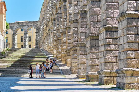 Téléchargez les photos : Ségovie, Espagne - 28 juin 2021 : Les touristes ont visité l'aqueduc romain et la place Azoguejo de l'ancienne ville espagnole de Ségovie. Castille et Léon - en image libre de droit