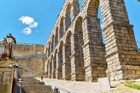 Die Stadt Segovia und das mittelalterliche römische Aquädukt. Spanisches Wahrzeichen, Kastilien und León, Spanien. UNESCO-Weltkulturerbe, Reisekonzept