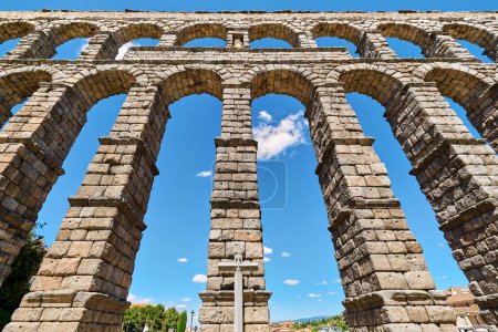 Téléchargez les photos : Ville de Ségovie et ancien aqueduc romain médiéval. Repère espagnol, Castille et Léon, Espagne. Patrimoine UNESCO, concept de voyage - en image libre de droit