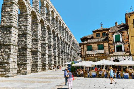 Foto de Segovia, España - 28 de junio de 2021: Acueducto Romano y Plaza del Azoguejo de la antigua ciudad española europea de Segovia. Castilla y León - Imagen libre de derechos