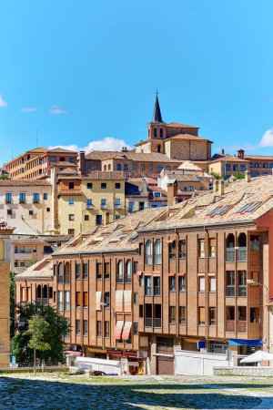 Foto de Antigua arquitectura sobre fondo de cielo azul de la ciudad española de Segovia durante el soleado día de verano. Castilla y León. España - Imagen libre de derechos
